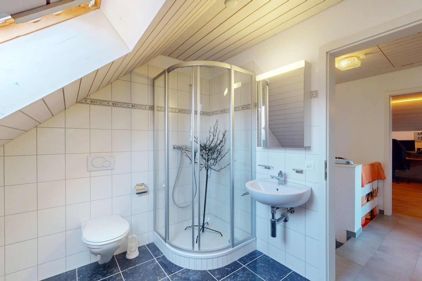 salle de bains avec salle de bain complète, douche, miroir, et mur en carrelage