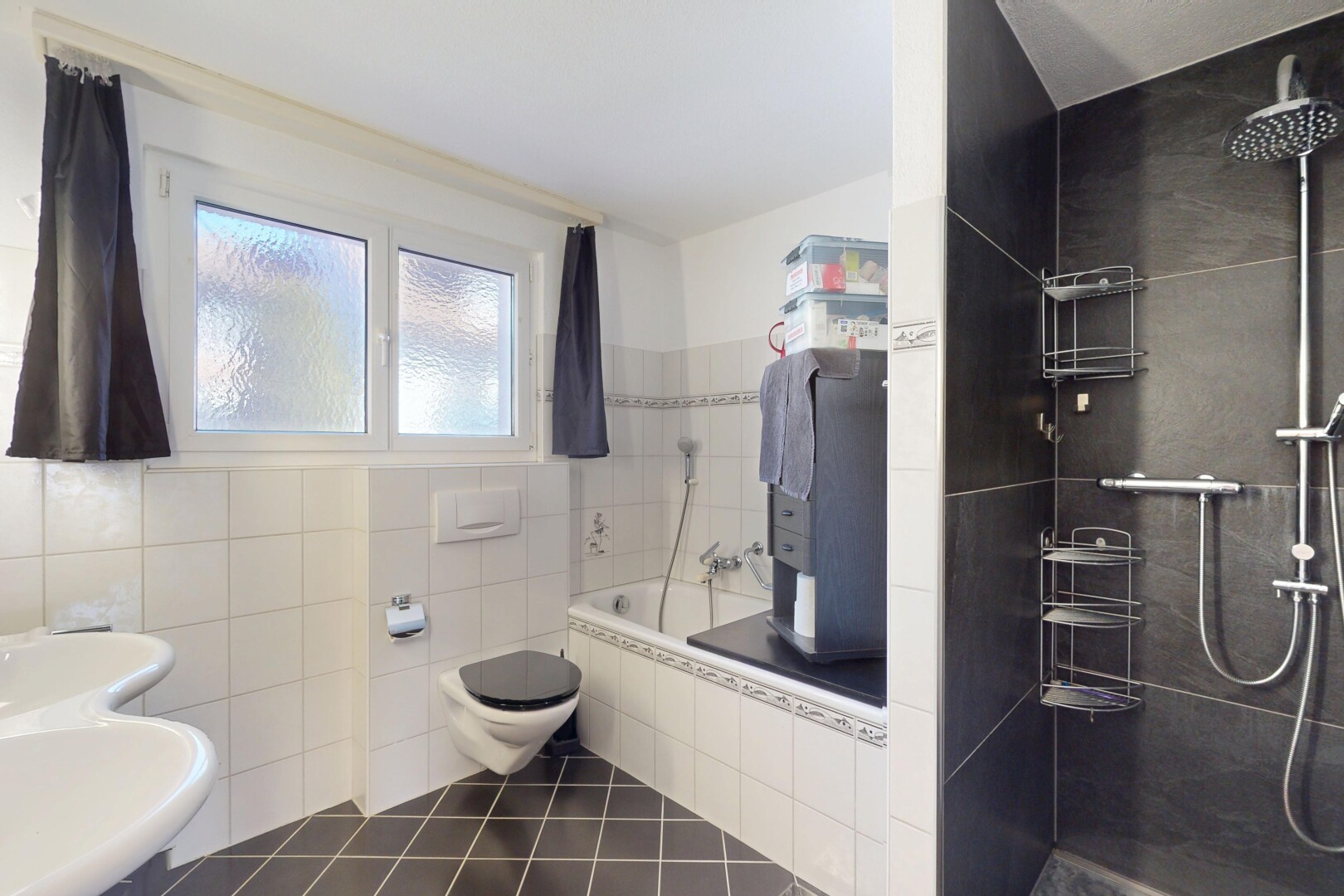 salle de bains avec lumière naturelle, sol en carrelage, bain, douche, et mur en carrelage