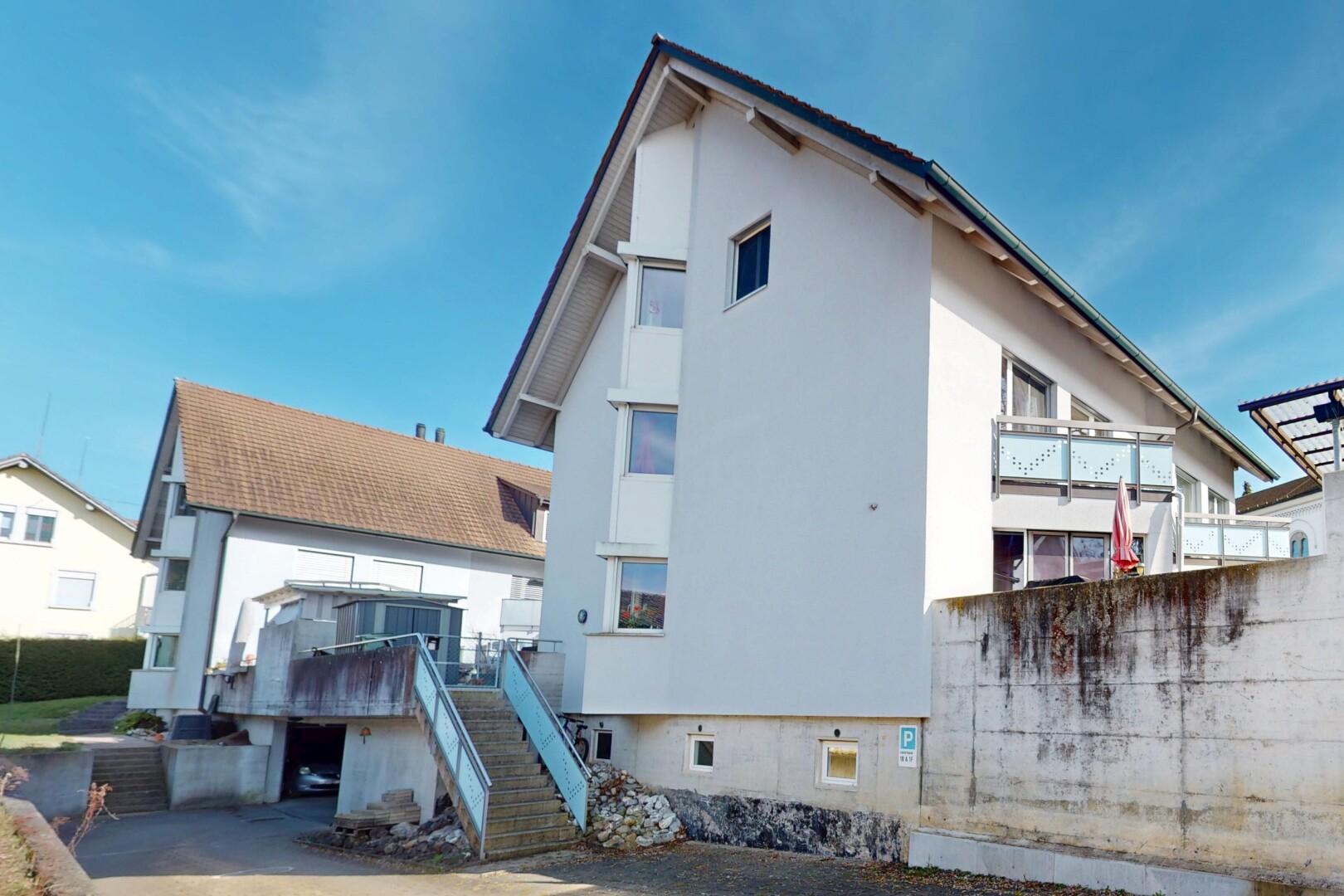 façade avec escaliers et bardage en stuc