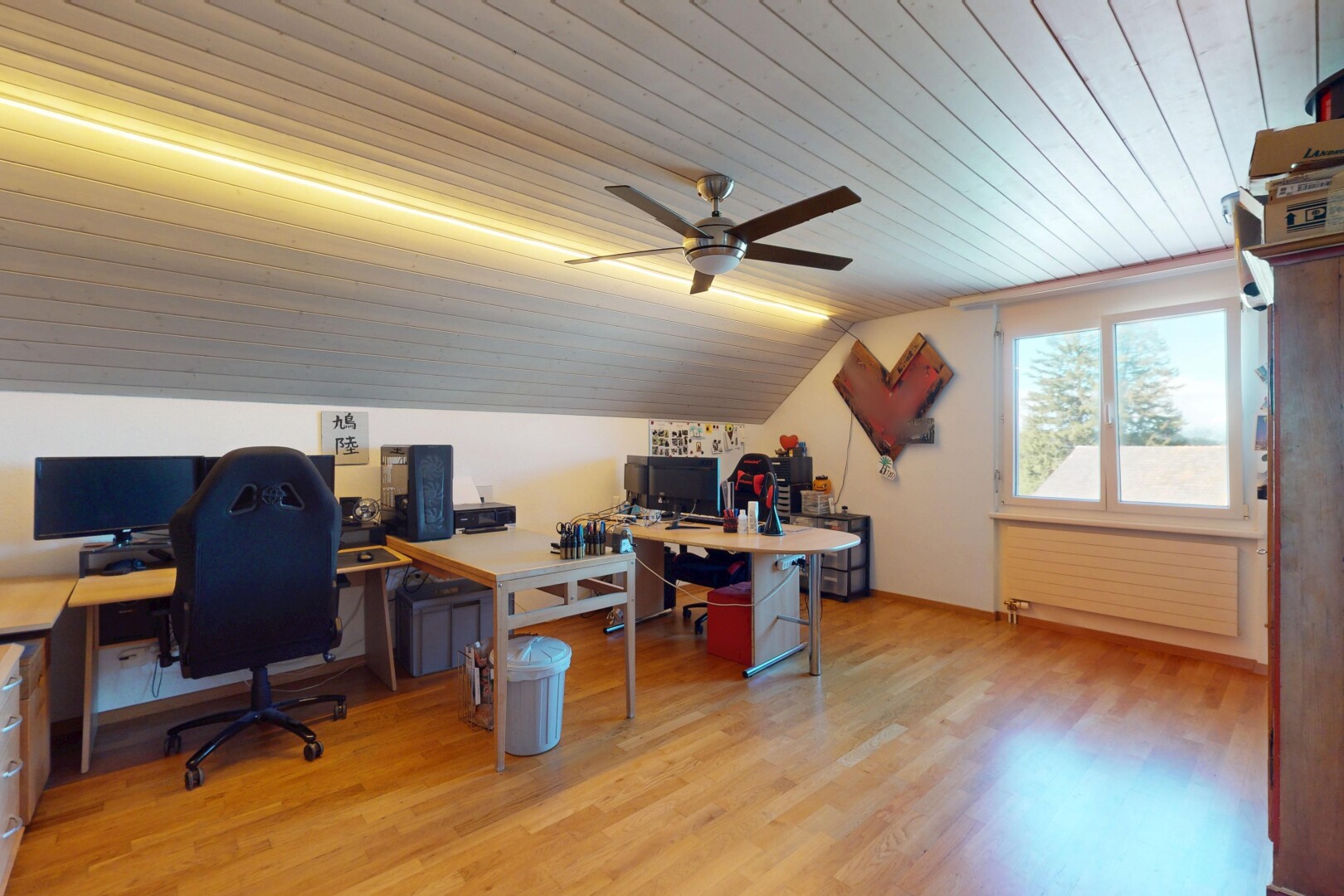 bureau avec sol en finition bois, espace bureau, télévision, et lumière naturelle