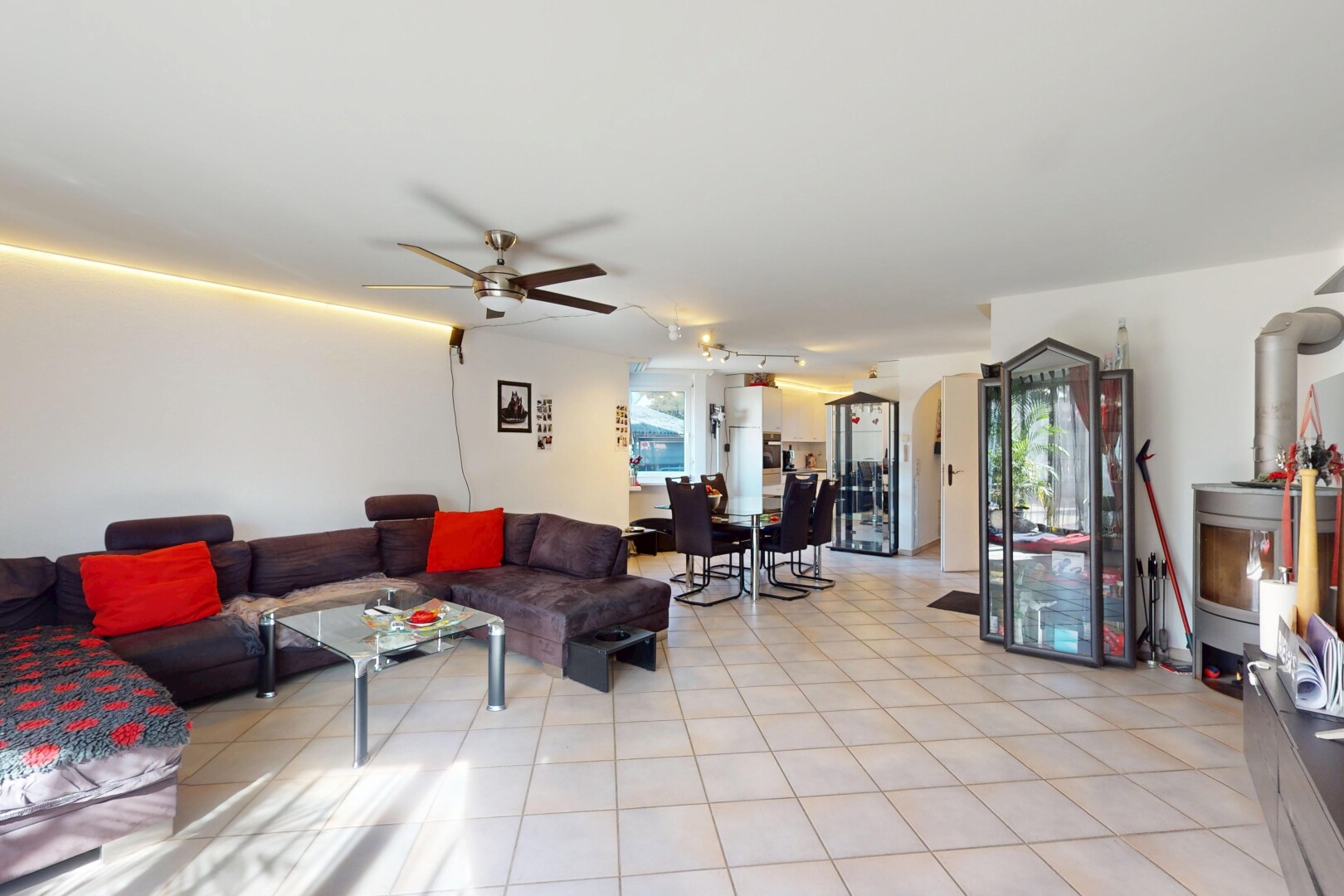 salon avec lumière naturelle, ventilateur de plafond, sol en carrelage, et cloison sèche