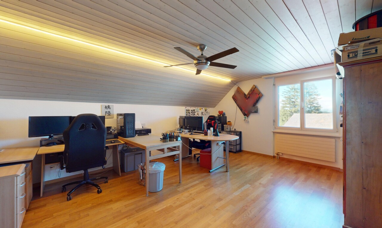 bureau avec sol en finition bois, espace bureau, télévision, et lumière naturelle