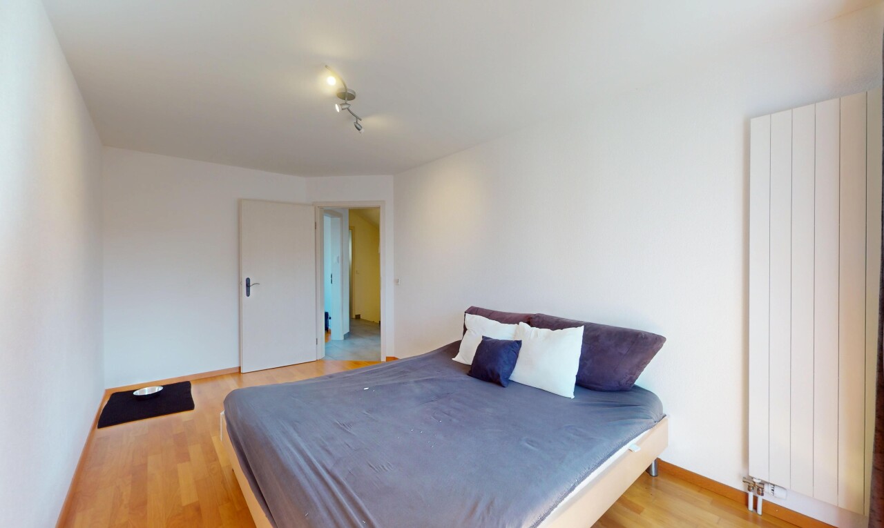 chambre avec cloison sèche et sol en finition bois