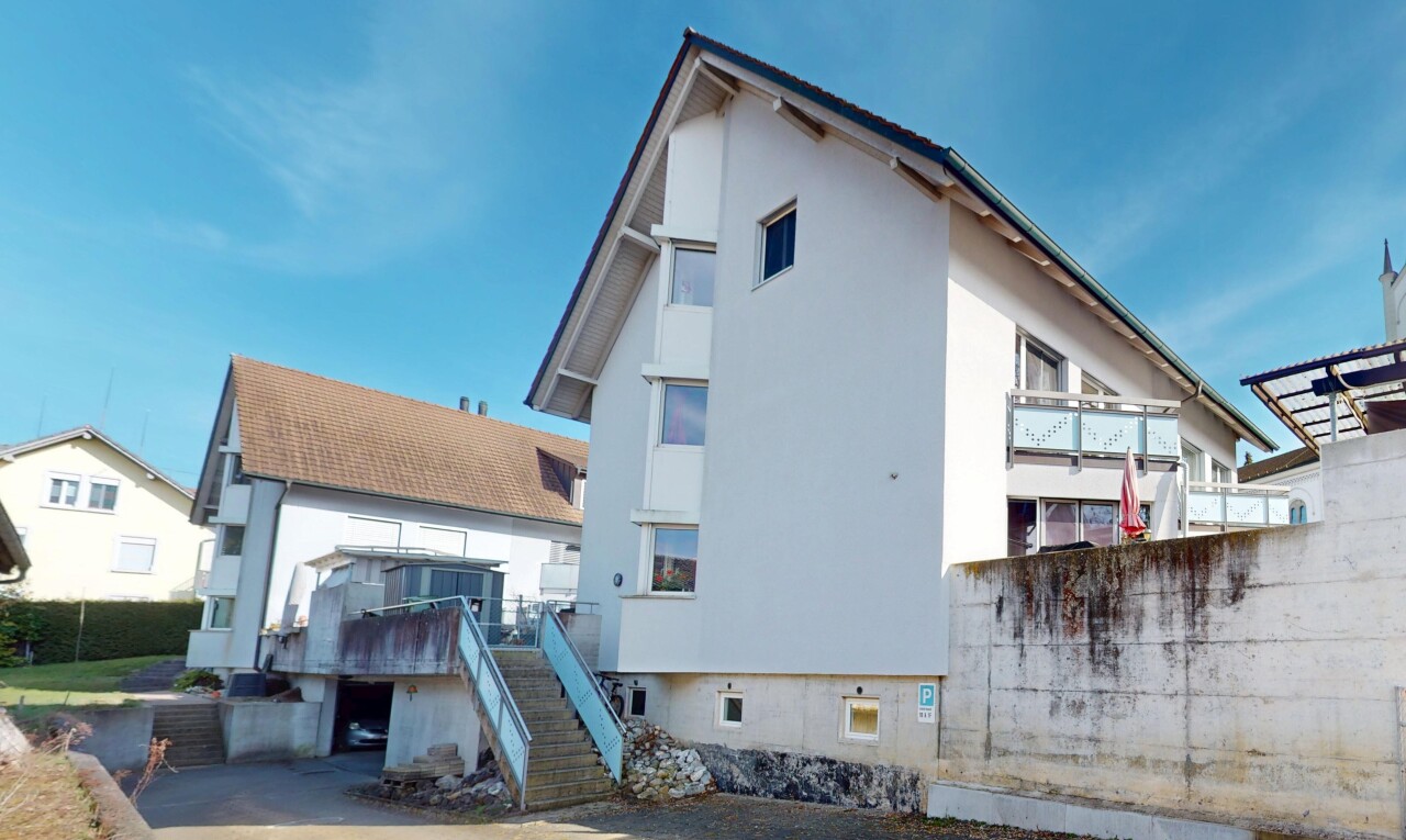 façade avec escaliers et bardage en stuc