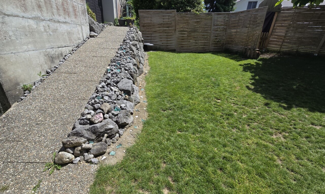 jardin avec clôture et pelouse