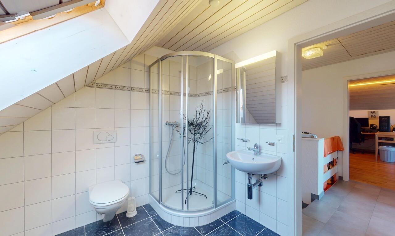 salle de bains avec salle de bain complète, douche, miroir, et mur en carrelage
