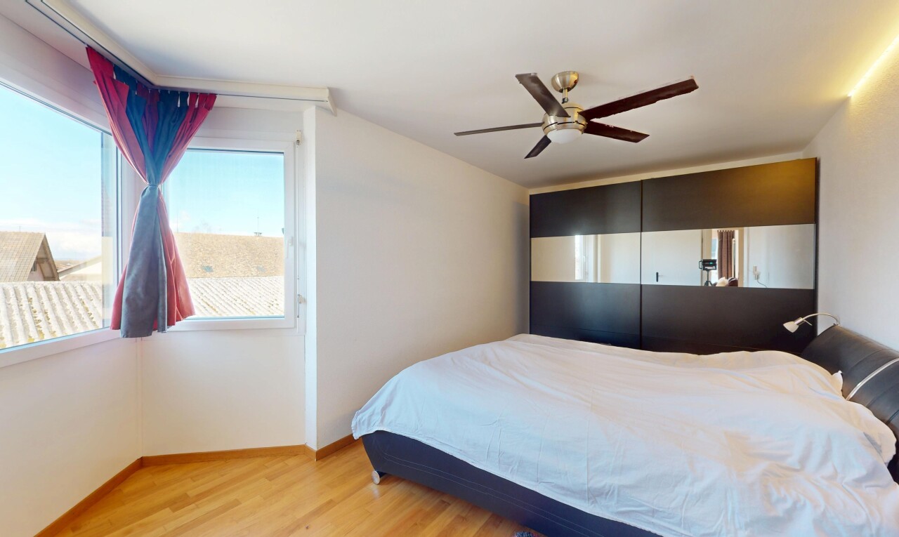 chambre avec sol en finition bois, lumière naturelle, et cloison sèche