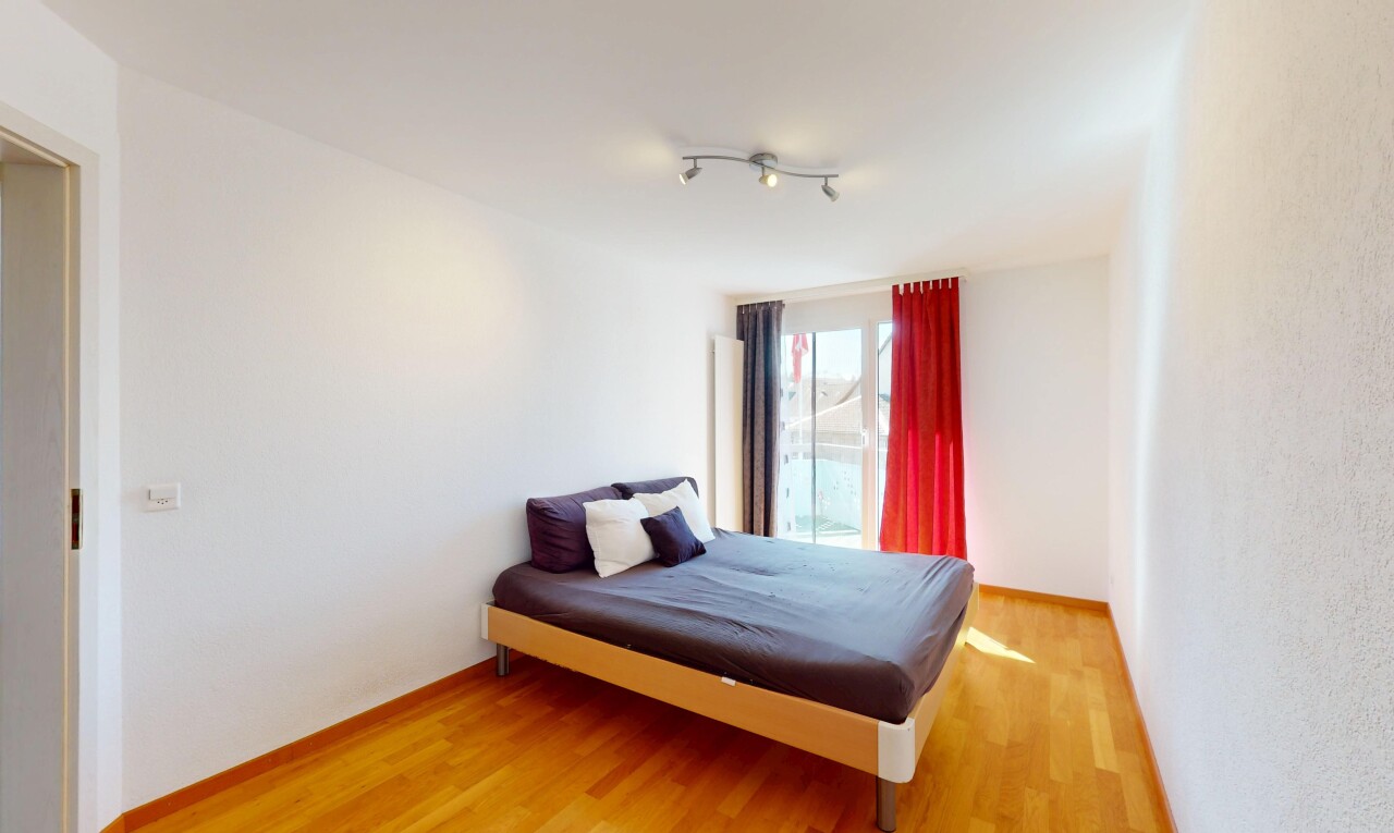 chambre avec lumière naturelle, plinthes murales, sol en finition bois, et cloison sèche