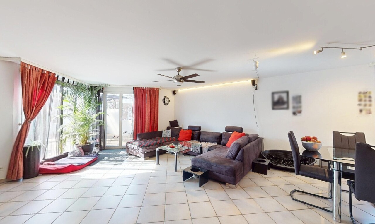 salon / salle à manger avec lumière naturelle, natural light, sol en carrelage, tile floor, et inside property