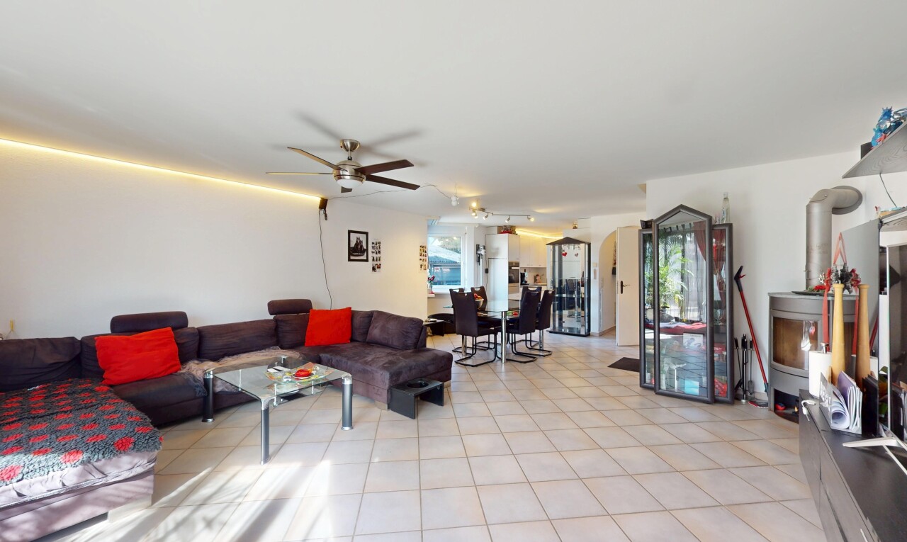 salon avec lumière naturelle, ventilateur de plafond, sol en carrelage, et cloison sèche