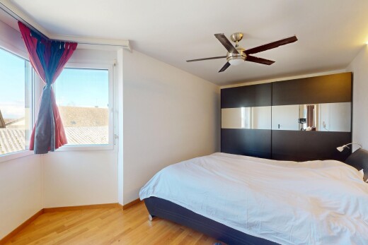 chambre avec sol en finition bois, lumière naturelle, et cloison sèche