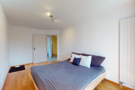 chambre avec cloison sèche et sol en finition bois