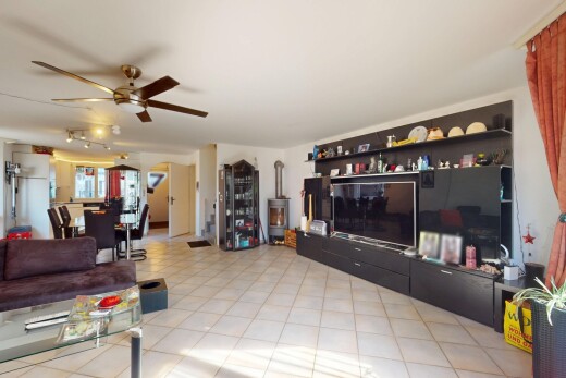 wohn- / esszimmer mit fernseher, deckenventilator, inside property, natürliches licht, und natural light