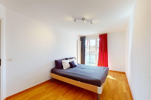 chambre avec lumière naturelle, plinthes murales, sol en finition bois, et cloison sèche