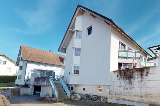 façade avec escaliers et bardage en stuc