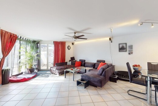 wohn- / esszimmer mit natürliches licht, natural light, fliesenboden, tile floor, und inside property