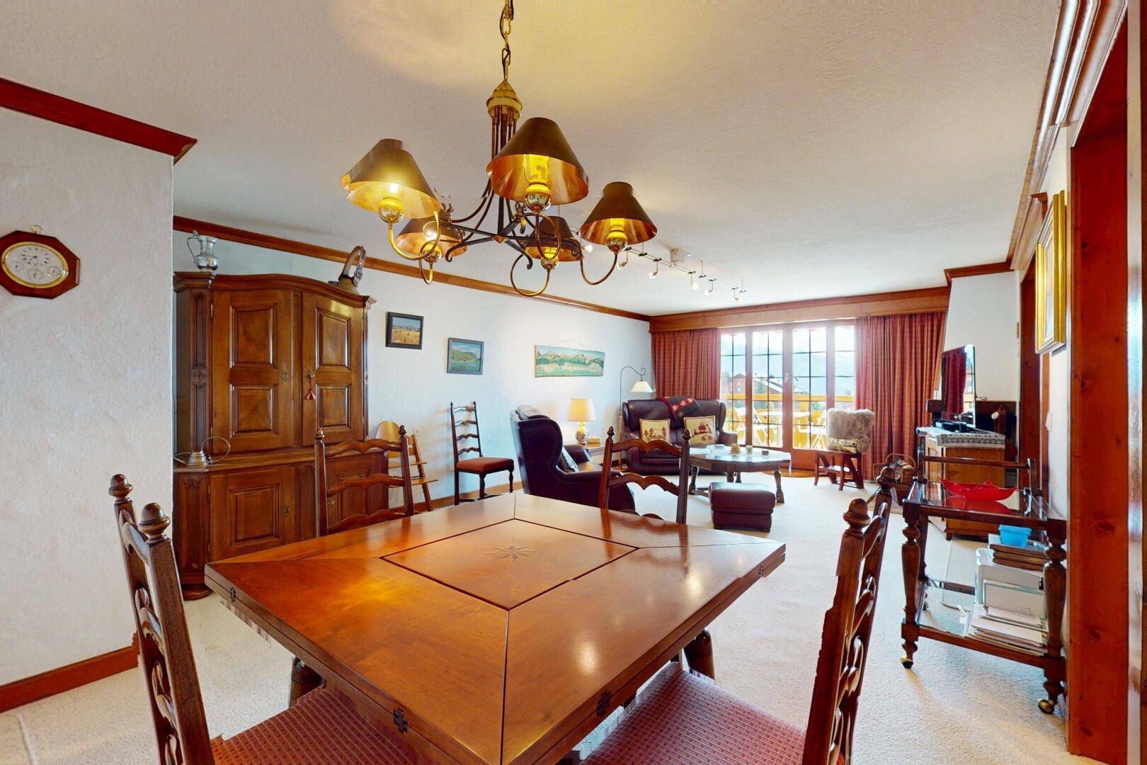salle à manger avec inside property, carpet, moquette, crown molding, et moulures
