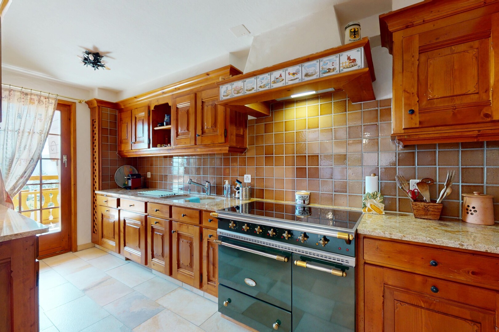 cuisine avec cuisinière, inside property, armoires élevées, armoires marron moyen, et backsplash