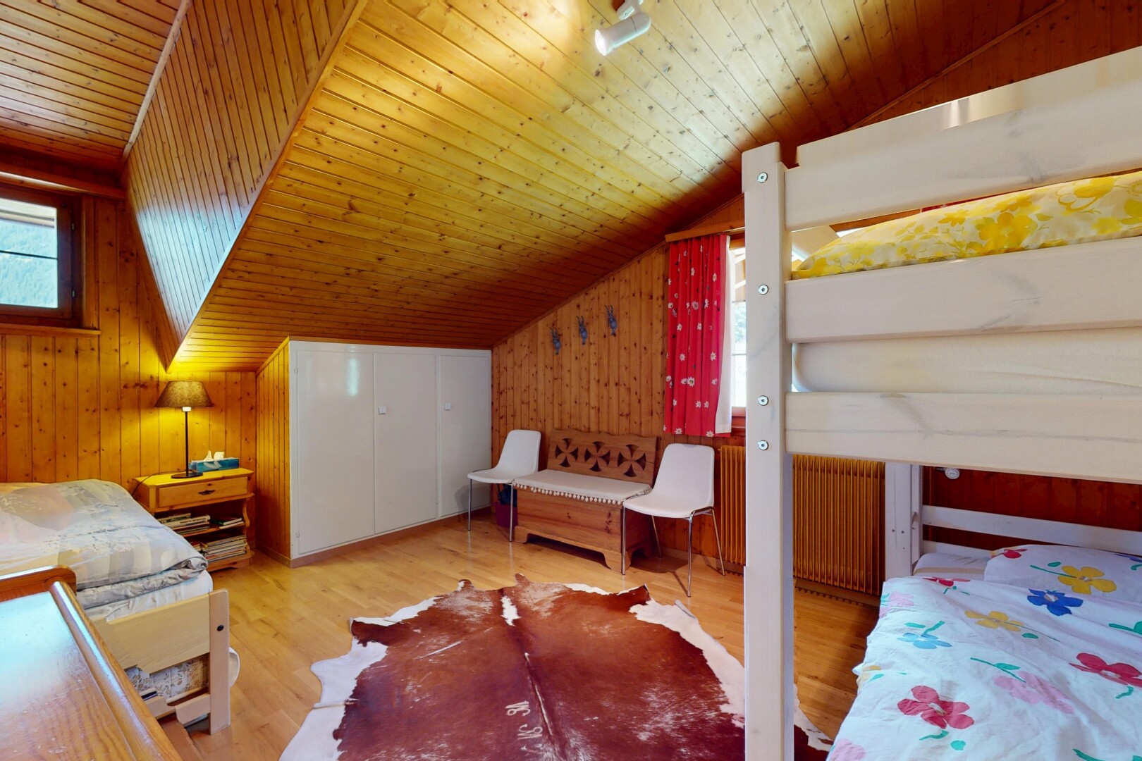 chambre avec vaulted ceiling, plafond voûté, inside property, natural light, et lumière naturelle