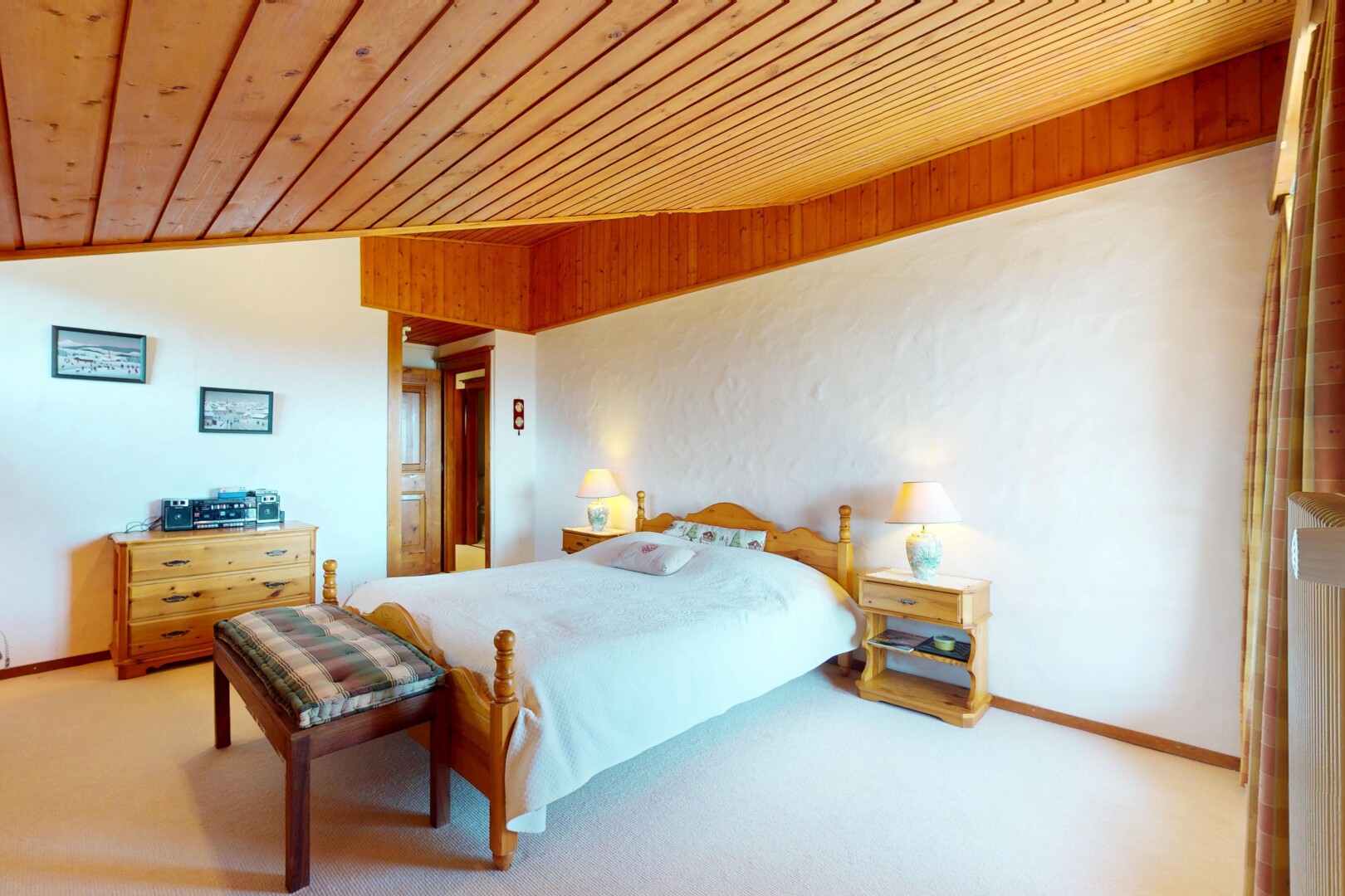 chambre avec inside property, moquette, carpet, plafond en bois, et wood ceiling