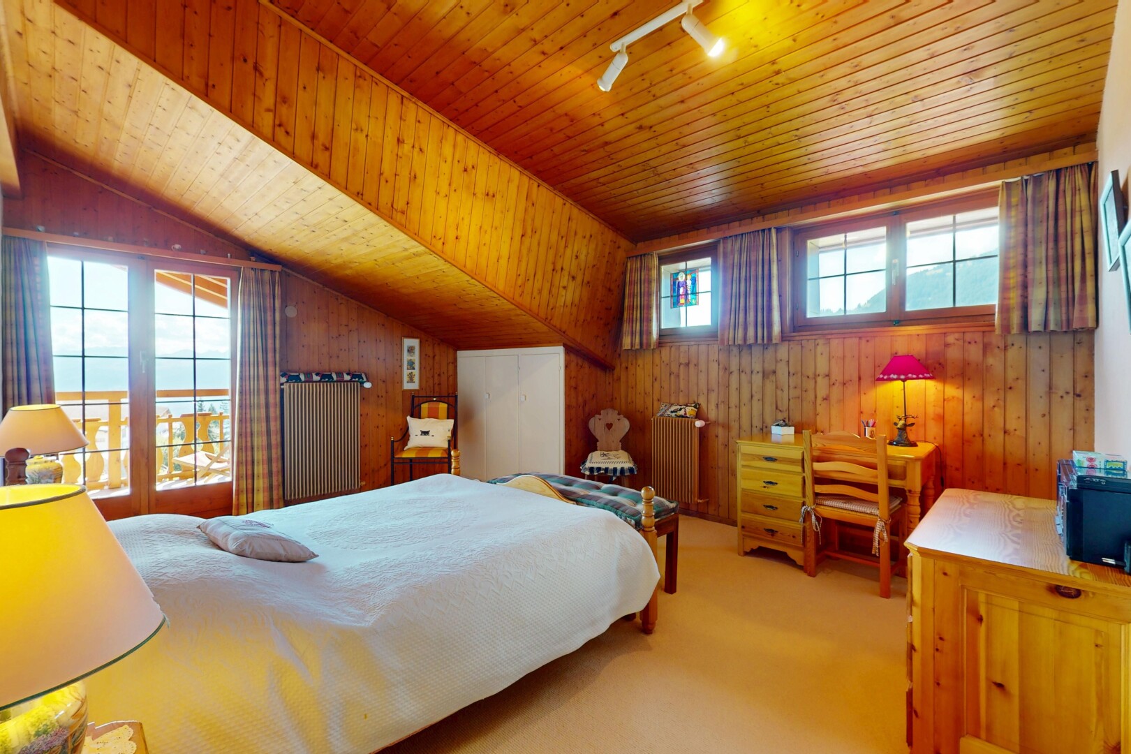chambre avec inside property, natural light, lumière naturelle, wood wall, et mur en bois