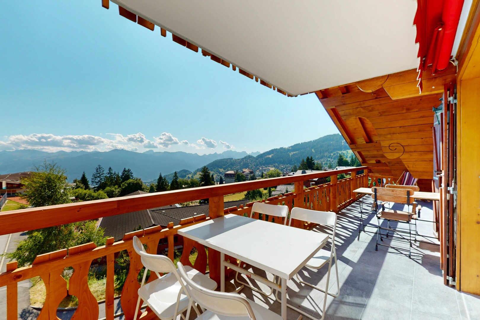 balcon avec vue sur la montagne, mountain view, day time, et from property