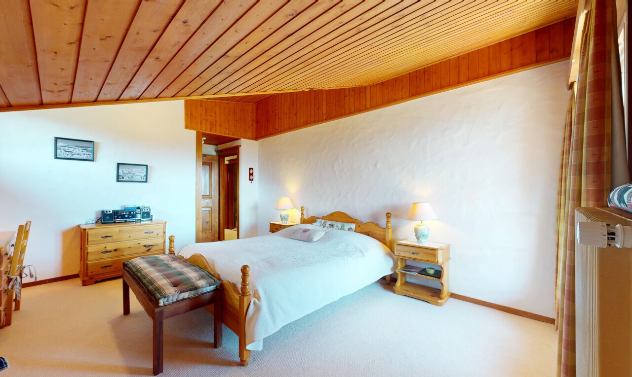 chambre avec inside property, moquette, carpet, plafond en bois, et wood ceiling
