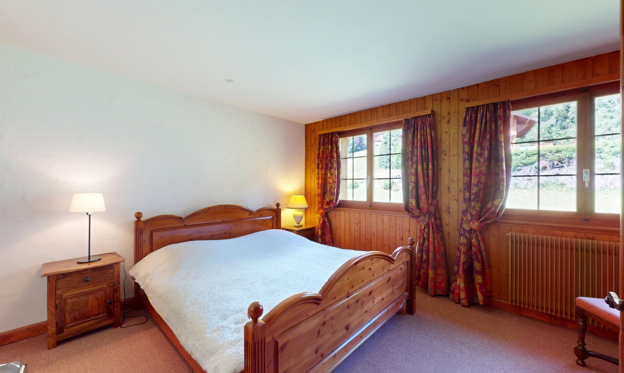 chambre avec radiateur, natural light, lumière naturelle, inside property, et carpet
