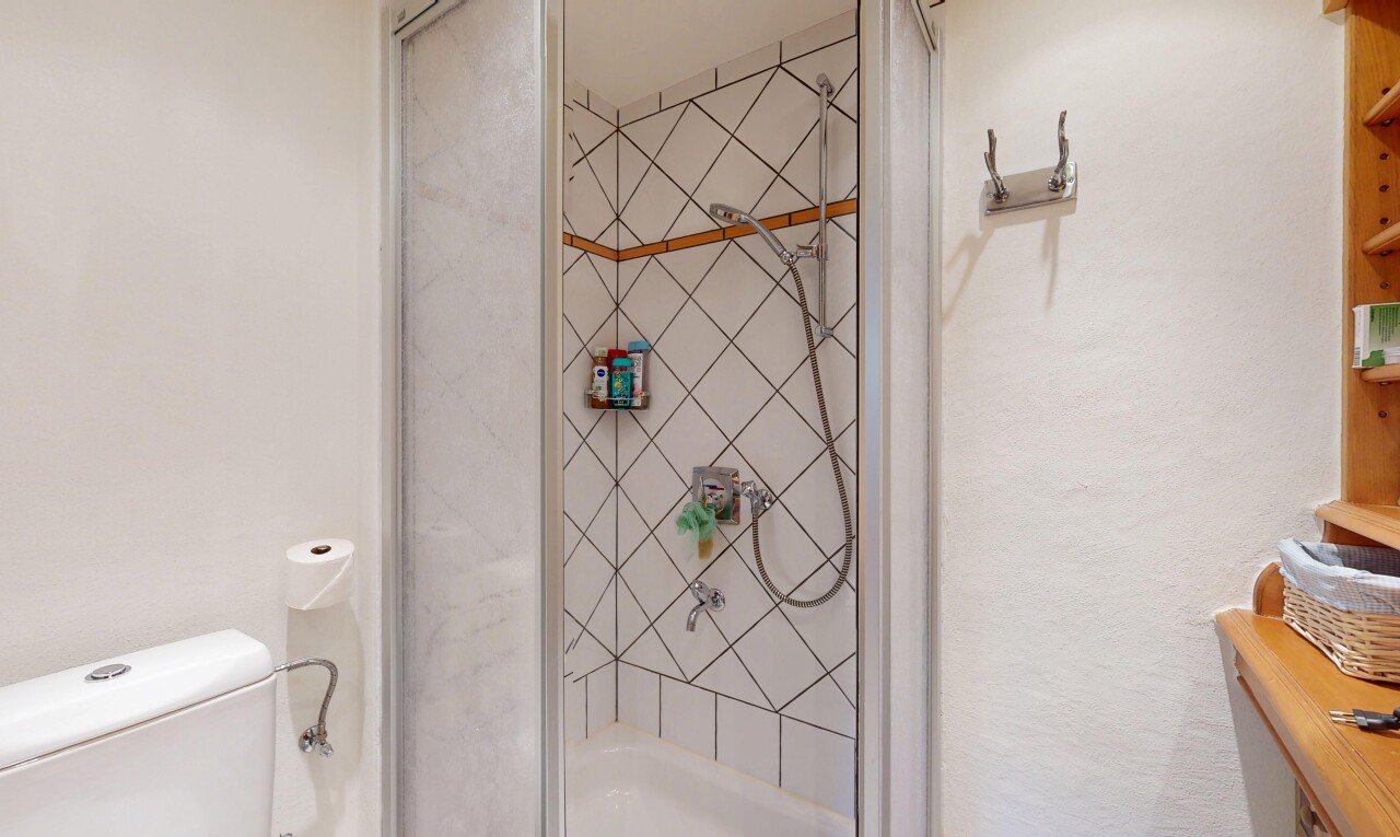salle de bains avec salle de bain complète, douche, inside property, tile shower, et toilette