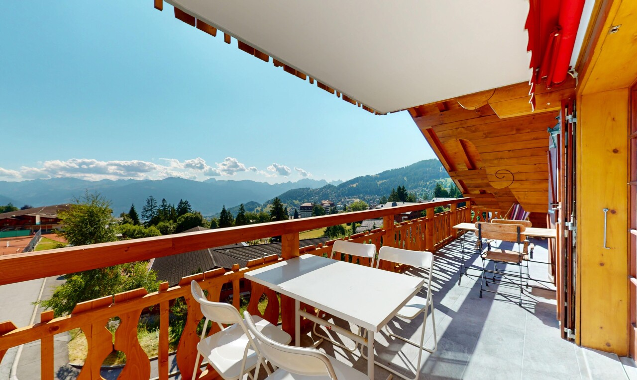 balcon avec vue sur la montagne, mountain view, day time, et from property