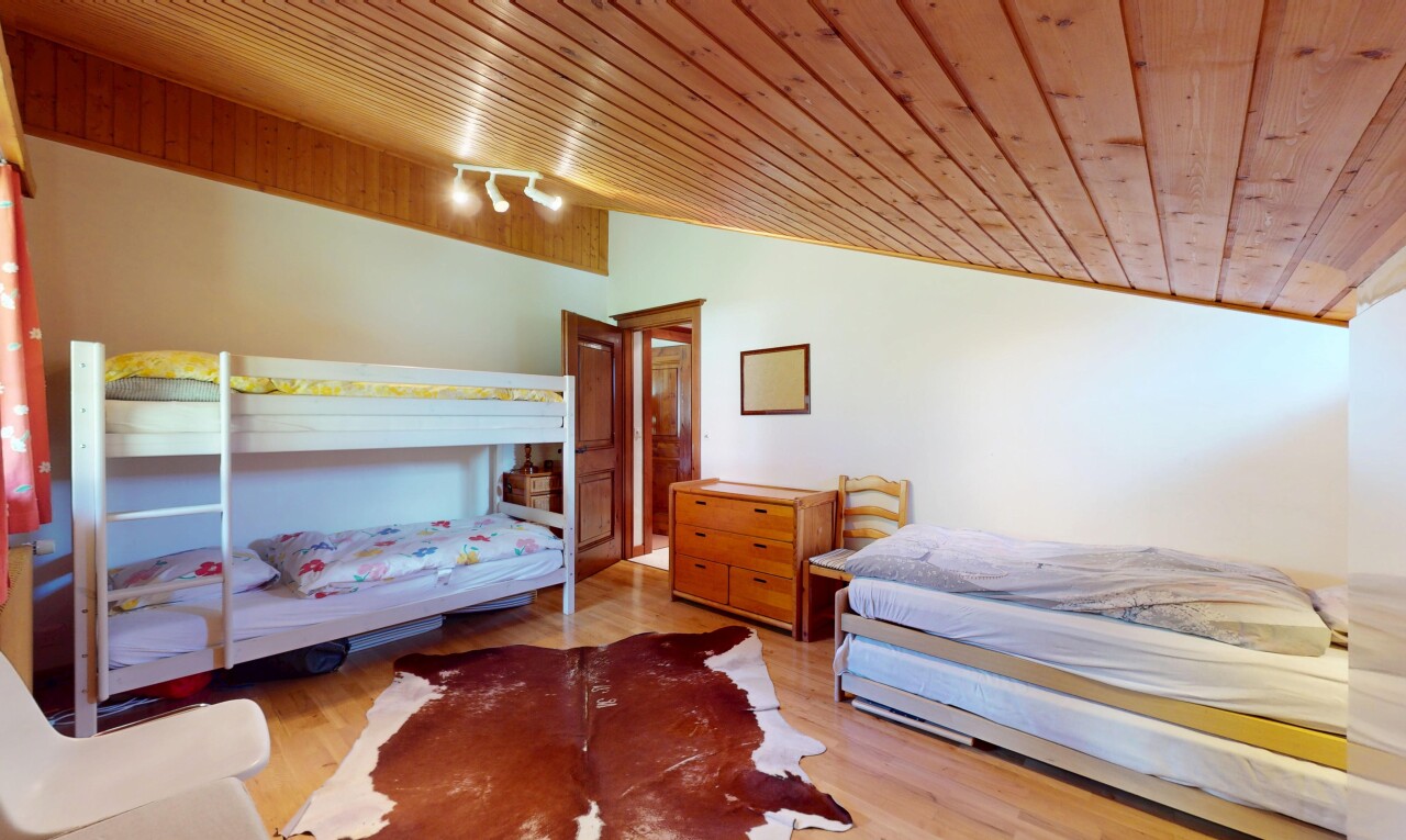 chambre avec plafond en bois, wood ceiling, cloison sèche, drywall, et inside property