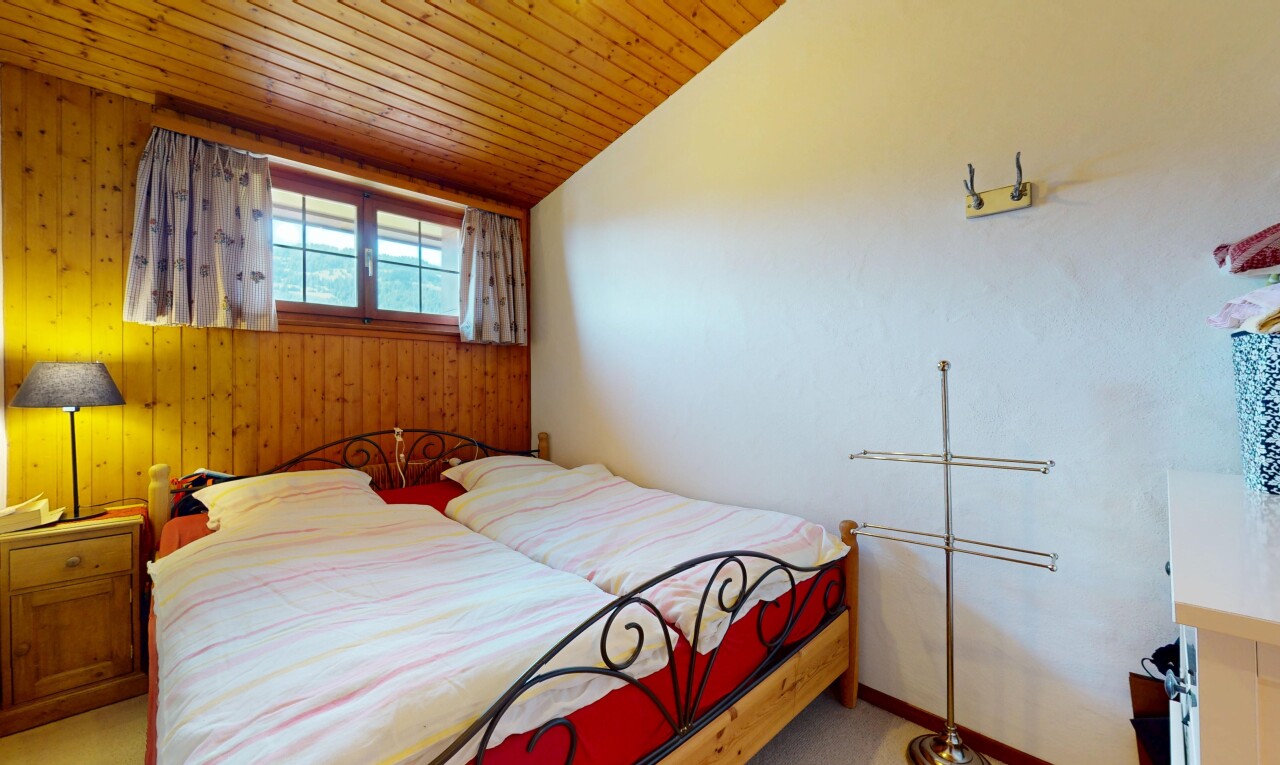 chambre avec natural light, lumière naturelle, inside property, wood wall, et mur en bois