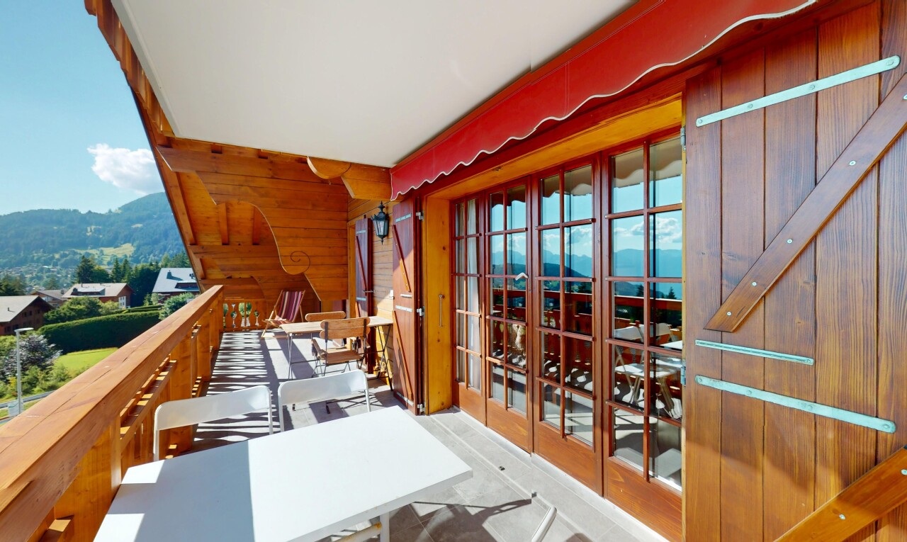 balcon avec portes-fenêtres, mountain view, vue sur la montagne, day time, et balcon