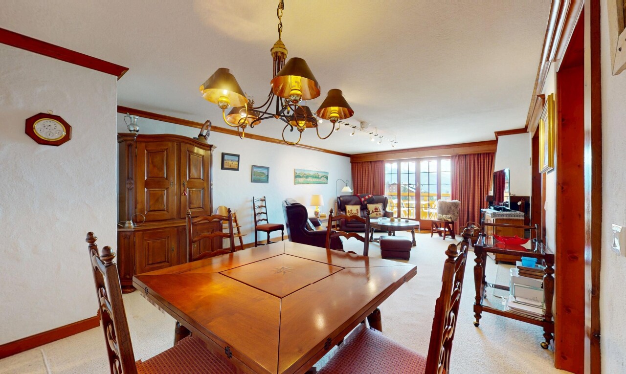 salle à manger avec inside property, carpet, moquette, crown molding, et moulures