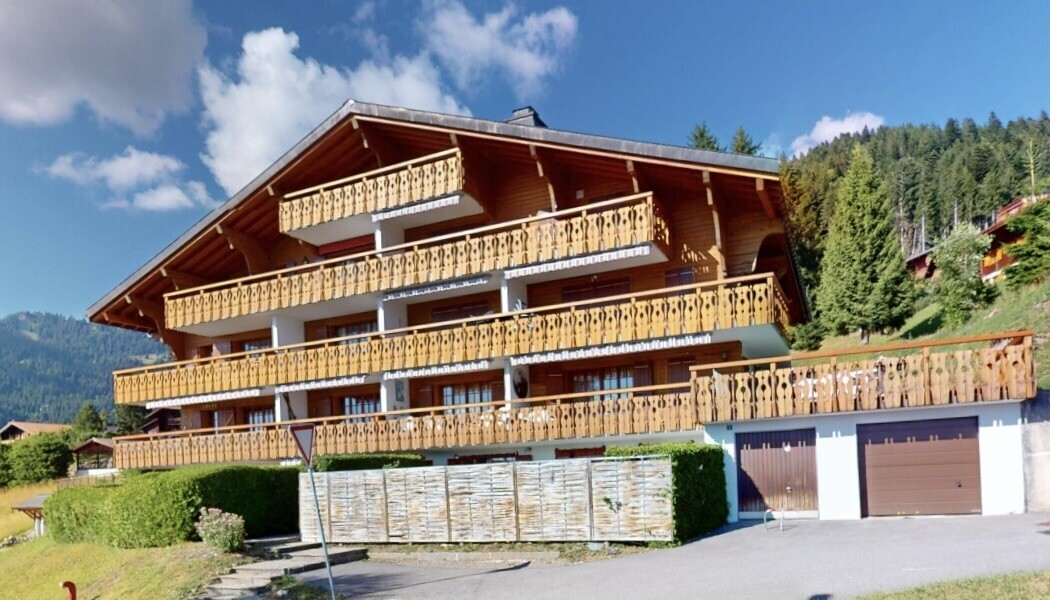 façade avec property visible, day time, et balcon