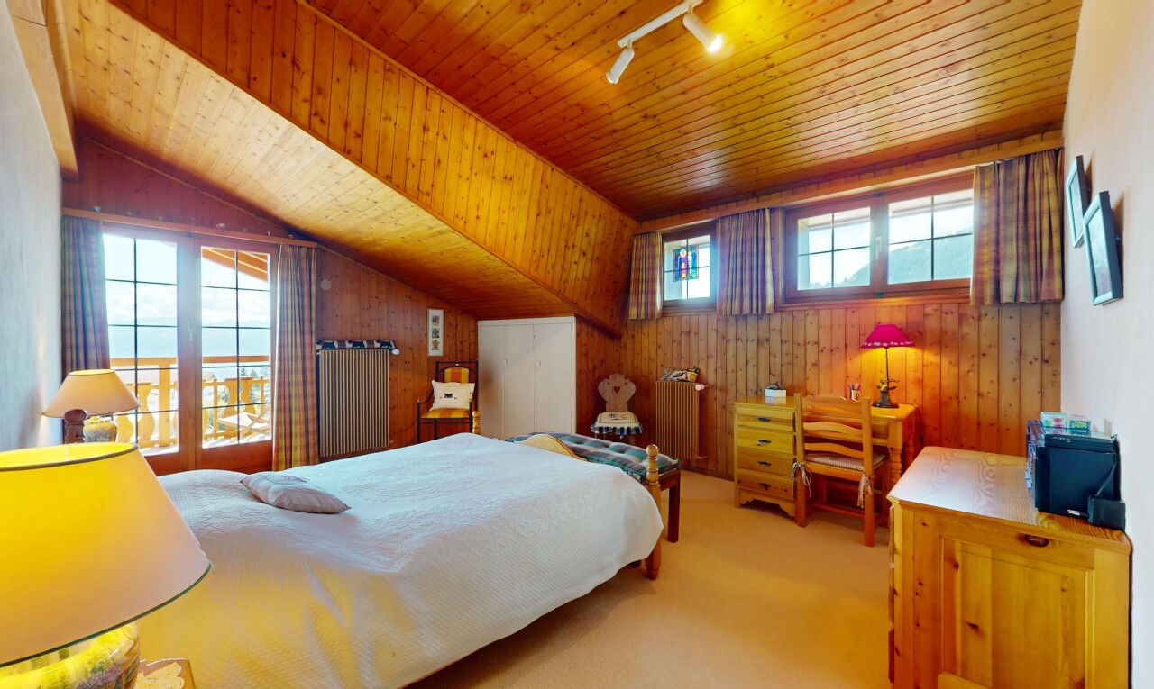 chambre avec inside property, natural light, lumière naturelle, wood wall, et mur en bois