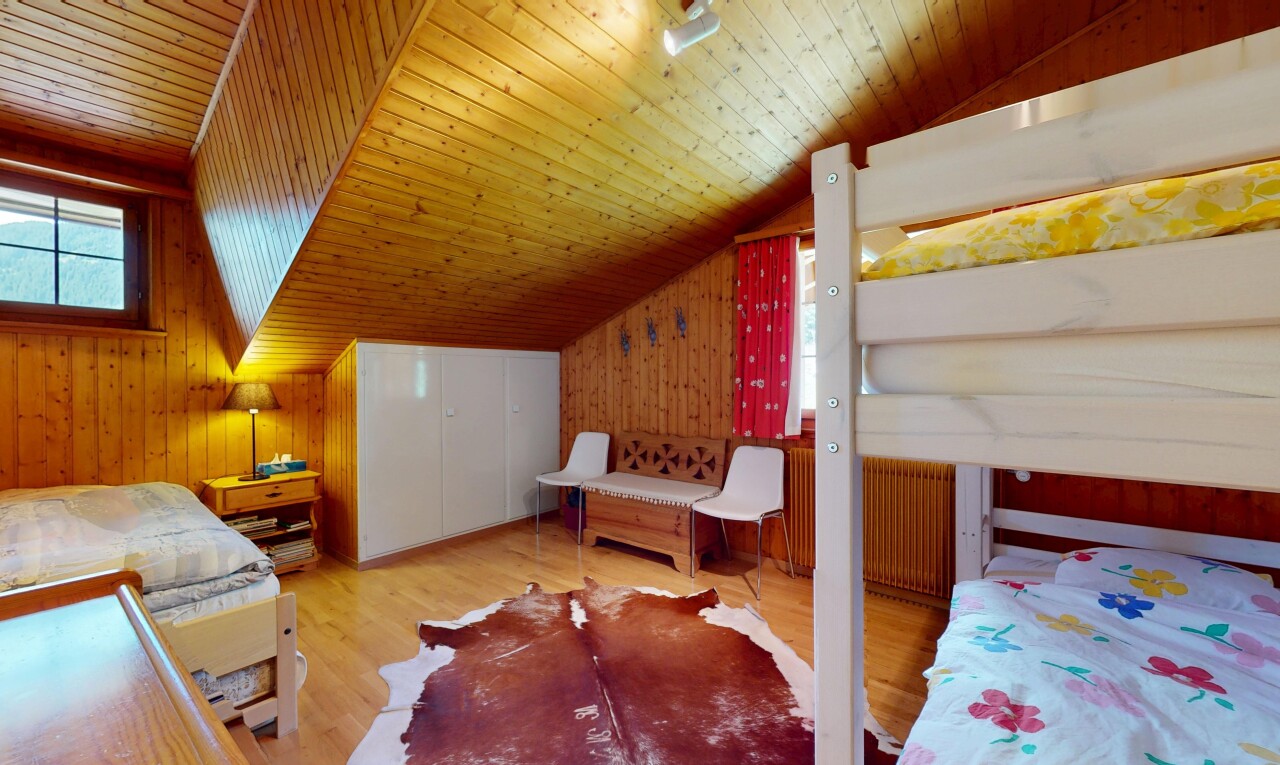 chambre avec vaulted ceiling, plafond voûté, inside property, natural light, et lumière naturelle