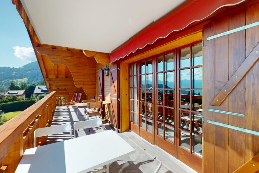 balcon avec portes-fenêtres, mountain view, vue sur la montagne, day time, et balcon