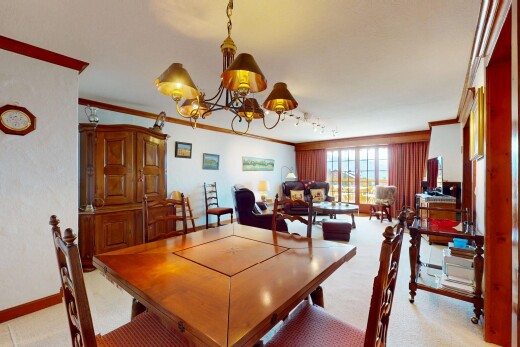 salle à manger avec inside property, carpet, moquette, crown molding, et moulures