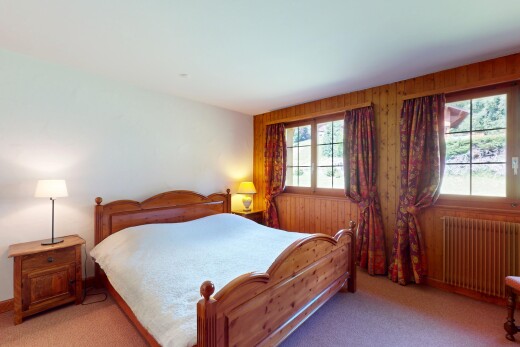 zimmer / schlafzimmer mit kühler, natural light, natürliches licht, inside property, und carpet