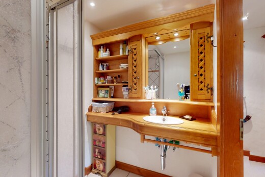 salle de bains avec évier, inside property, miroir, douche, et drywall