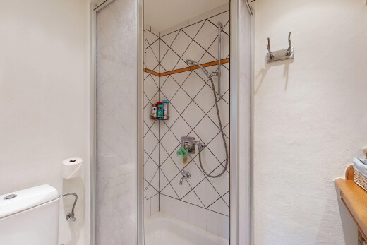 salle de bains avec salle de bain complète, douche, inside property, tile shower, et toilette