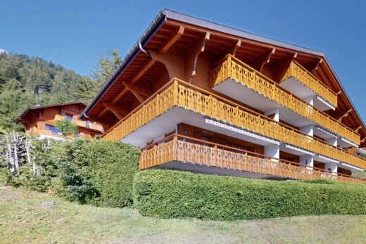 außenansicht mit property visible und balkon