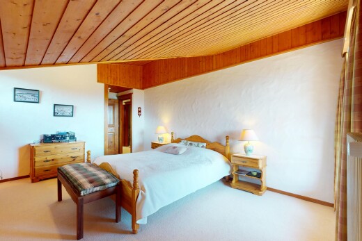 zimmer / schlafzimmer mit inside property, teppich, carpet, holzdecke, und wood ceiling