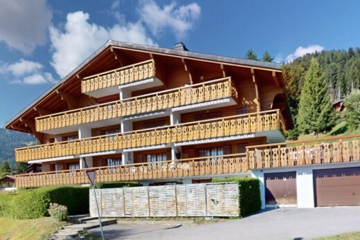façade avec property visible, day time, et balcon