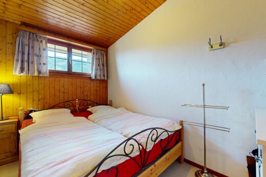 chambre avec natural light, lumière naturelle, inside property, wood wall, et mur en bois