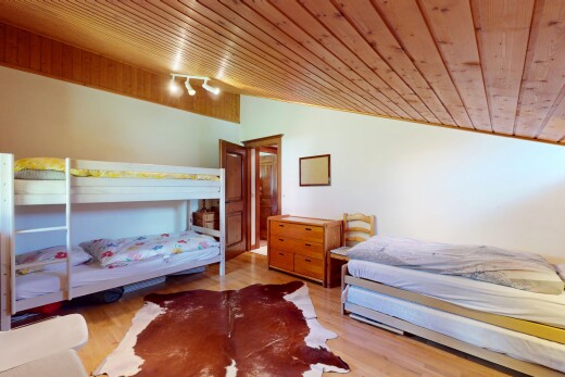 zimmer / schlafzimmer mit holzdecke, wood ceiling, gipskartonwand, drywall, und inside property