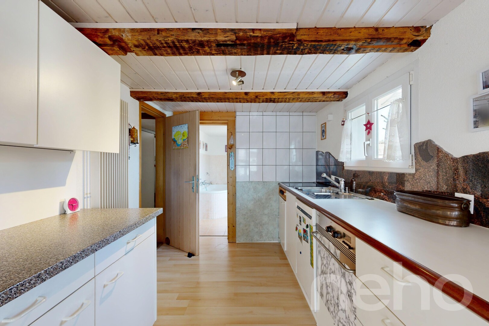 cuisine avec white cabinets, armoires blanches, light floor, wood finish floor, et sol en finition bois