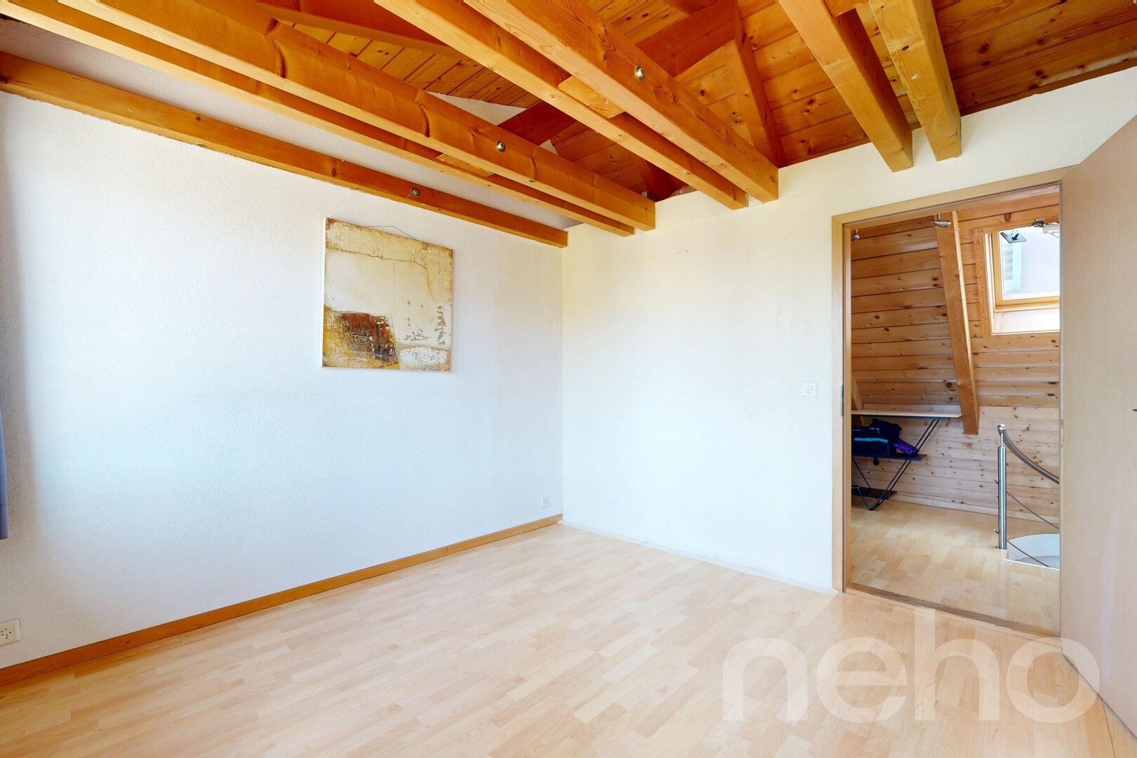 pièce vide avec wood ceiling, plafond en bois, inside property, beamed ceiling, et plafond à poutres
