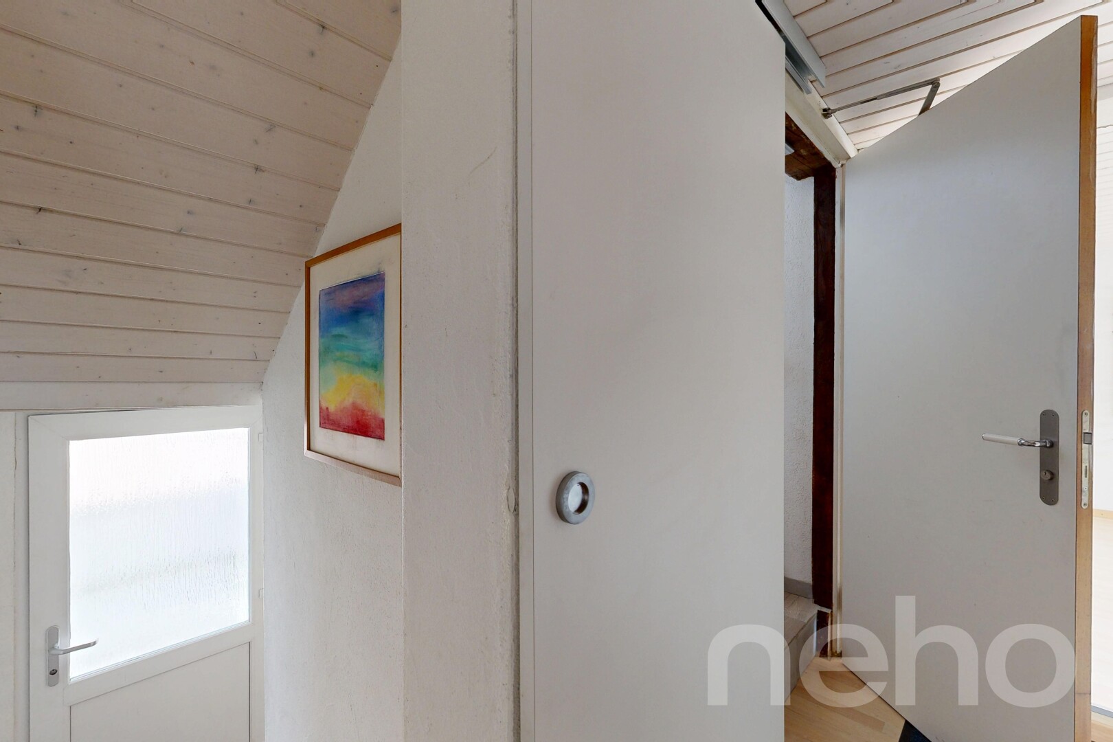 couloir avec inside property, vaulted ceiling, plafond voûté, et light floor